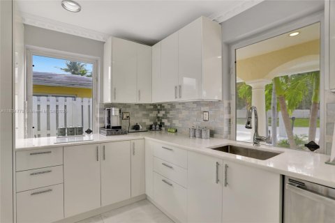 House in Pompano Beach, Florida 3 bedrooms, 121.98 sq.m. № 1827625 - photo 28