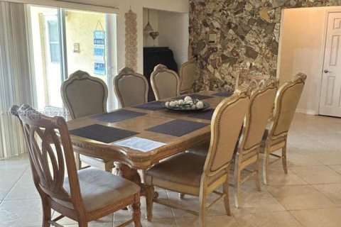 House in Coral Springs, Florida 4 bedrooms, 188.87 sq.m. № 1994705 - photo 4