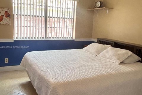 House in Coral Springs, Florida 4 bedrooms, 188.87 sq.m. № 1994705 - photo 13