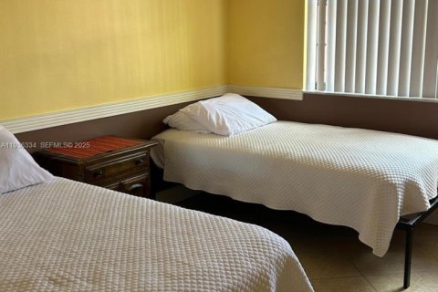 House in Coral Springs, Florida 4 bedrooms, 188.87 sq.m. № 1994705 - photo 15