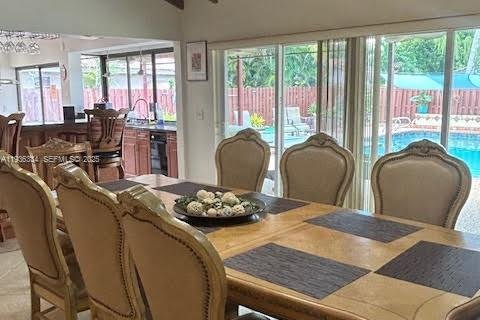 House in Coral Springs, Florida 4 bedrooms, 188.87 sq.m. № 1994705 - photo 5