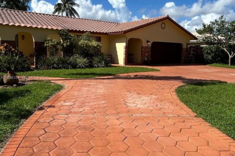 House in Coral Springs, Florida 4 bedrooms, 188.87 sq.m. № 1994705 - photo 2