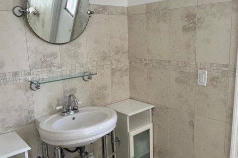 House in Coral Springs, Florida 4 bedrooms, 188.87 sq.m. № 1994705 - photo 11