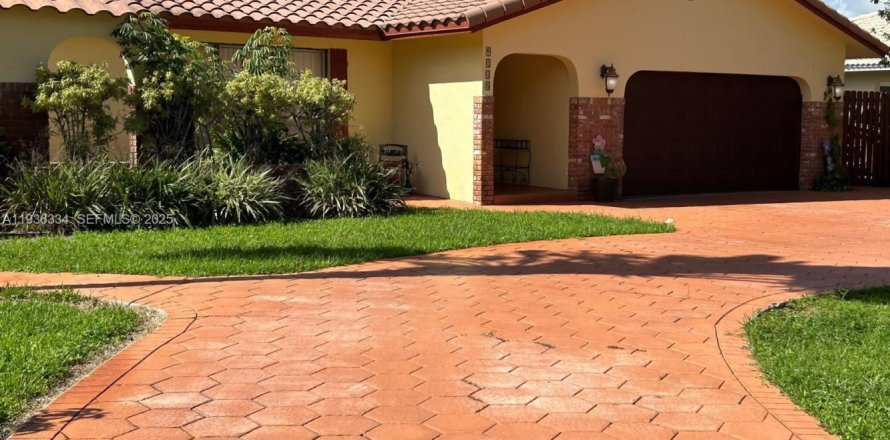 House in Coral Springs, Florida 4 bedrooms, 188.87 sq.m. № 1994705