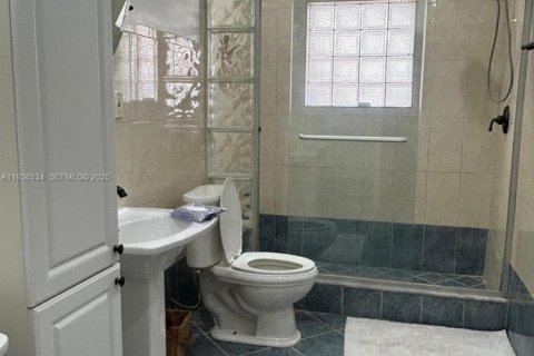 House in Coral Springs, Florida 4 bedrooms, 188.87 sq.m. № 1994705 - photo 12