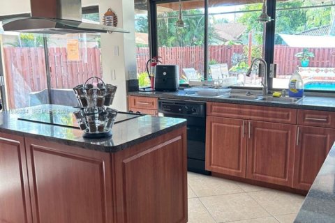 House in Coral Springs, Florida 4 bedrooms, 188.87 sq.m. № 1994705 - photo 6