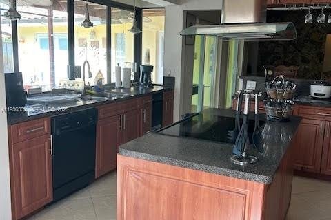 House in Coral Springs, Florida 4 bedrooms, 188.87 sq.m. № 1994705 - photo 7