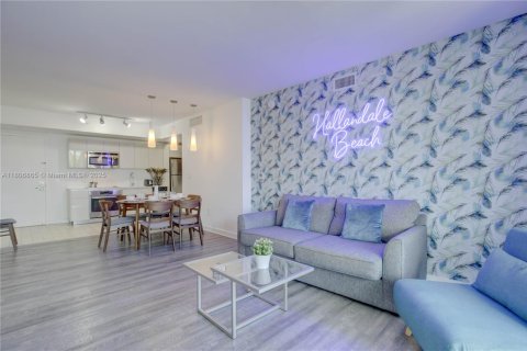 Condo in Hallandale Beach, Florida, 2 bedrooms  № 1739673 - photo 8