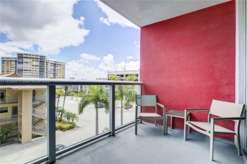 Condo in Hallandale Beach, Florida, 2 bedrooms  № 1739673 - photo 26