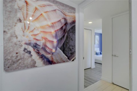 Condo in Hallandale Beach, Florida, 2 bedrooms  № 1739673 - photo 14