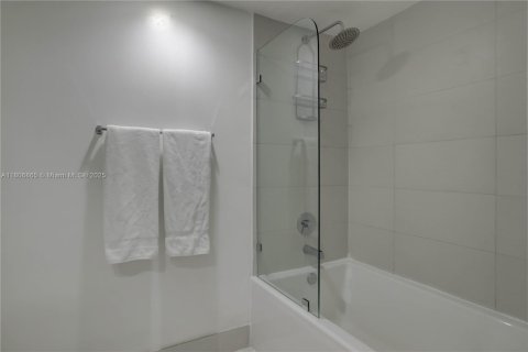 Condo in Hallandale Beach, Florida, 2 bedrooms  № 1739673 - photo 19