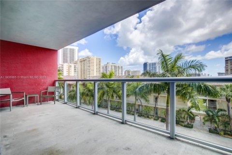Condo in Hallandale Beach, Florida, 2 bedrooms  № 1739673 - photo 27