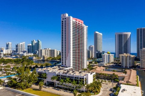 Condo in Hallandale Beach, Florida, 2 bedrooms  № 1739673 - photo 1