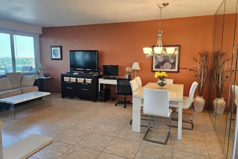 Condominio en venta en Fort Lauderdale, Florida, 1 dormitorio, 74.32 m2 № 2088385 - foto 14