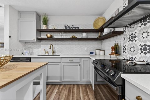 House in Royal Palm Beach, Florida 4 bedrooms, 179.58 sq.m. № 2042844