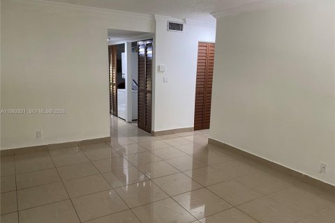 Condo in Lauderhill, Florida, 2 bedrooms  № 2057789 - photo 6