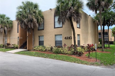 Condo in Lauderhill, Florida, 2 bedrooms  № 2057789 - photo 2