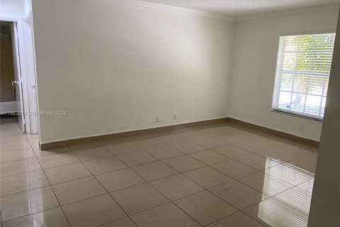 Condo in Lauderhill, Florida, 2 bedrooms  № 2057789 - photo 3