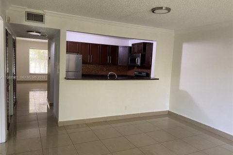 Condo in Lauderhill, Florida, 2 bedrooms  № 2057789 - photo 12