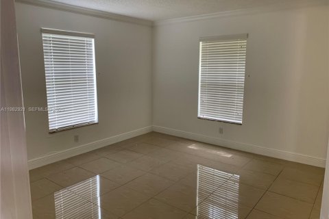 Condo in Lauderhill, Florida, 2 bedrooms  № 2057789 - photo 9