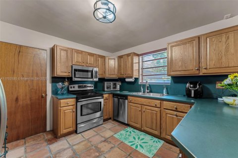 House in Miami, Florida 4 bedrooms, 195.65 sq.m. № 1861364 - photo 9