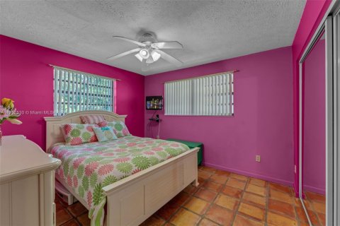 House in Miami, Florida 4 bedrooms, 195.65 sq.m. № 1861364 - photo 12