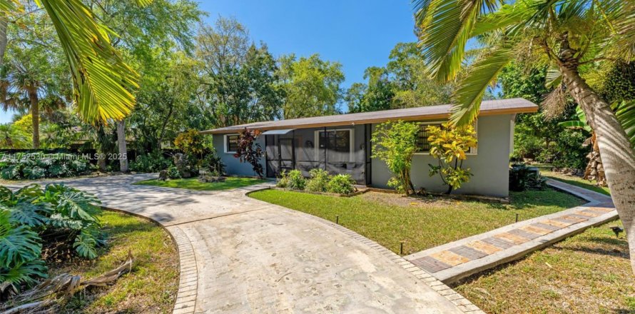 House in Miami, Florida 4 bedrooms, 195.65 sq.m. № 1861364