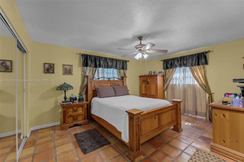 House in Miami, Florida 4 bedrooms, 195.65 sq.m. № 1861364 - photo 10