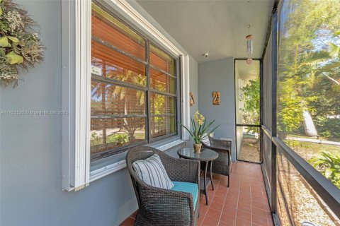 House in Miami, Florida 4 bedrooms, 195.65 sq.m. № 1861364 - photo 4