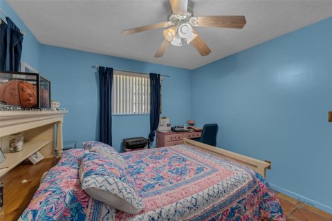House in Miami, Florida 4 bedrooms, 195.65 sq.m. № 1861364 - photo 14