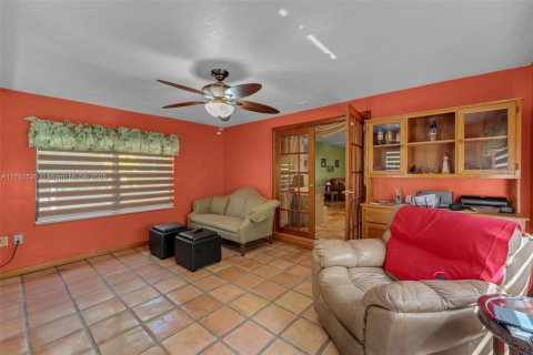 House in Miami, Florida 4 bedrooms, 195.65 sq.m. № 1861364 - photo 7