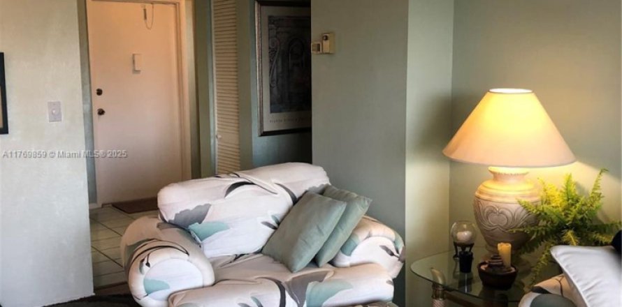 Condominio en Hallandale Beach, Florida, 1 dormitorio  № 1980045