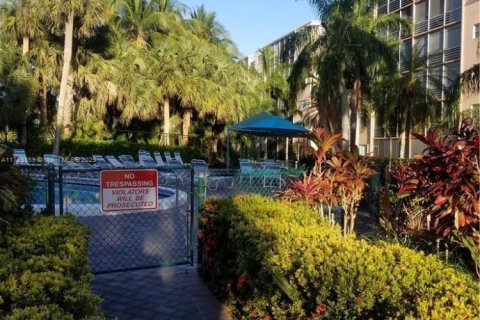 Condominio en venta en Hallandale Beach, Florida, 1 dormitorio, 72.93 m2 № 1980045 - foto 15