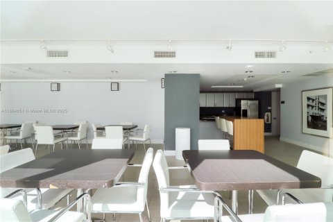 Купить кондоминиум в Майами, Флорида 2 спальни, 79.62м2, № 2019067 - фото 24