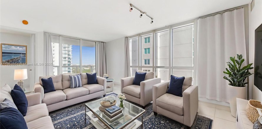 Кондоминиум с 2 спальнями в Майами, Флорида № 2019067