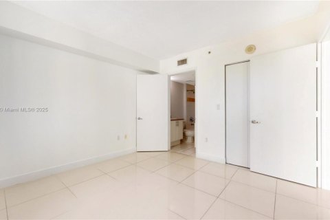 Купить кондоминиум в Майами, Флорида 2 спальни, 79.62м2, № 2019067 - фото 8