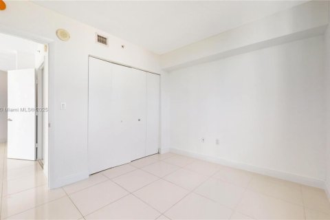 Купить кондоминиум в Майами, Флорида 2 спальни, 79.62м2, № 2019067 - фото 10