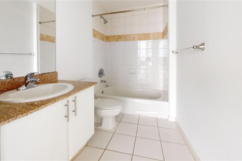 Купить кондоминиум в Майами, Флорида 2 спальни, 79.62м2, № 2019067 - фото 11