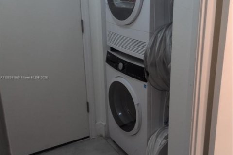 Condo in Miami, Florida, 2 bedrooms  № 1930702 - photo 11