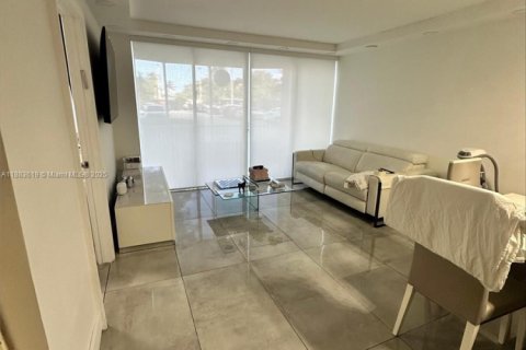 Condo in Miami, Florida, 2 bedrooms  № 1930702 - photo 3
