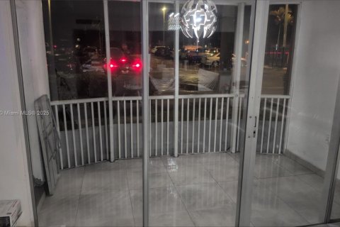 Condo in Miami, Florida, 2 bedrooms  № 1930702 - photo 5