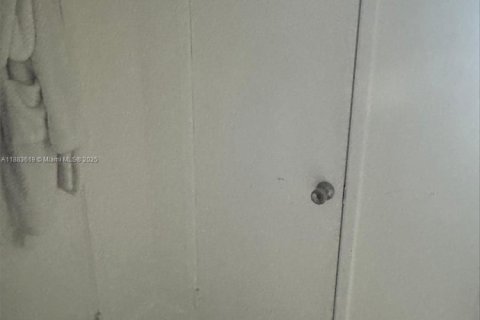 Condo in Miami, Florida, 2 bedrooms  № 1930702 - photo 19