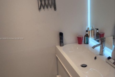 Condo in Miami, Florida, 2 bedrooms  № 1930702 - photo 6