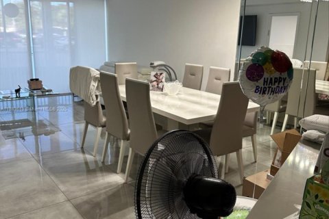 Condo in Miami, Florida, 2 bedrooms  № 1930702 - photo 1