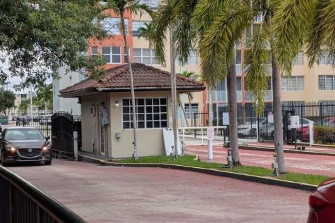 Condo in Miami, Florida, 2 bedrooms  № 1930702 - photo 22