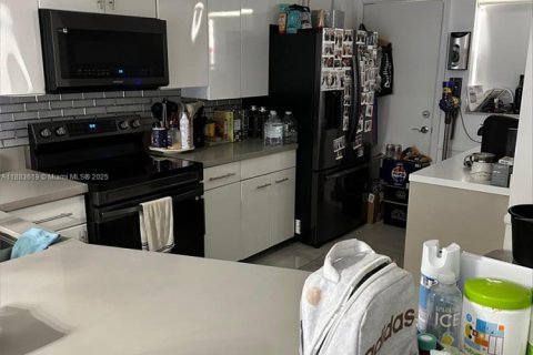 Condo in Miami, Florida, 2 bedrooms  № 1930702 - photo 13