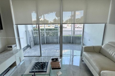 Condo in Miami, Florida, 2 bedrooms  № 1930702 - photo 4