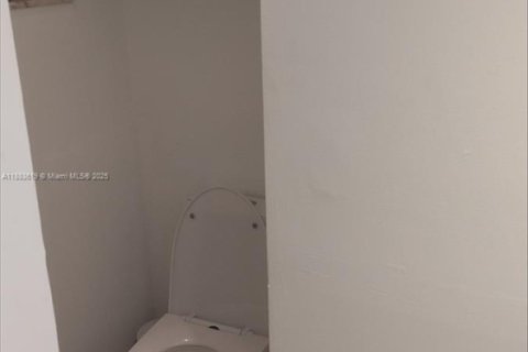 Condo in Miami, Florida, 2 bedrooms  № 1930702 - photo 7