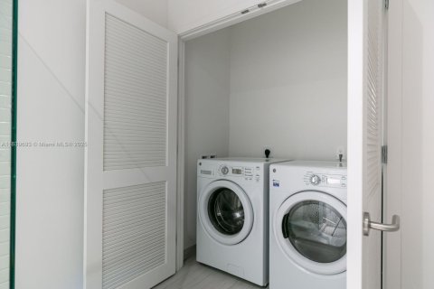 Condo in Hollywood, Florida, 2 bedrooms  № 1830853 - photo 20