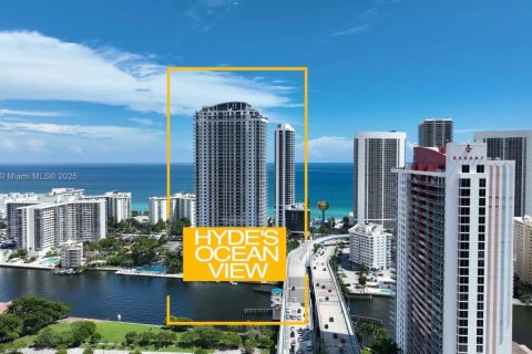 Condo in Hollywood, Florida, 2 bedrooms  № 1830853 - photo 1